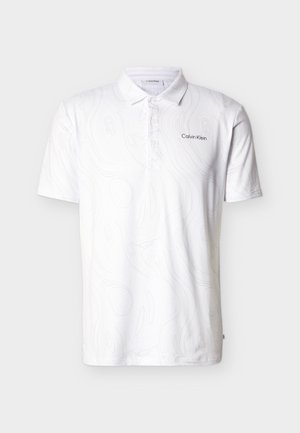 Valkoinen lyhythihainen poolopaita, jossa on hienovarainen aaltoileva kuvio, kolmen napin nappilista ja "Calvin Klein" -logo vasemmassa rinnassa.