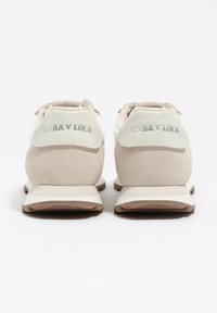 Buty sportowe z beżową zamszową cholewką i białą skórzaną, z fakturowanym tyłem, subtelnym logo i wyściełaną podeszwą.