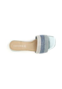 Sandal aperto blu chiaro con cinturino largo che presenta strisce alternate di argento, bianco e blu. Suola piatta, finitura liscia.