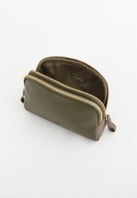 Pochette en cuir vert olive au fini texturé, fermeture éclair dorée et accents marron ; dézippée pour révéler un intérieur doux, marron.