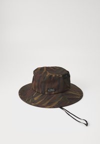 Camo-mønsteret bøttehat med bred skygge, lavet af slidstærkt stof, med snor og et lille logo-patch på forsiden.