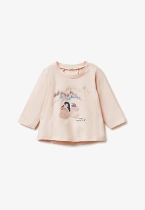Hellrosa Langarm-T-Shirt aus weicher Baumwolle, mit bedruckten Pinguinen und einer verschneiten Landschaft, runder Ausschnitt und lockere Passform.