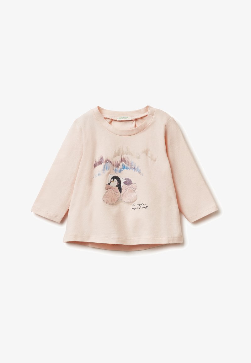 Lichtroze lange mouwen t-shirt van zachte katoen met bedrukte pinguïns en een besneeuwd landschap, met een ronde hals en een losse pasvorm.