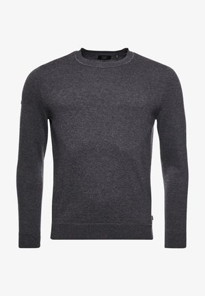 Donkergrijze trui met ronde hals gemaakt van gestructureerde stof, met lange mouwen en geribde boorden. Heeft een klein logolabel aan de onderzijde.