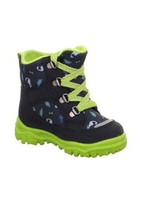 Stivale navale con vivaci accenti verdi, caratterizzato da un design con lacci, foderato in pile, suola in gomma e un motivo giocoso di forme colorate.