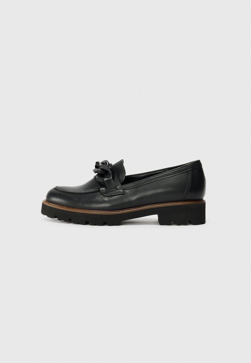 Mocasines de cuero negro con punta redonda, que presentan un detalle decorativo de nudo. Suela de goma negra gruesa con dibujo para un mejor agarre.