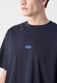 HUGO NALONO - T-shirts med print - dark blue