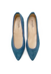 Ballerine in suede turchese con punta affusolata e bordo blu a contrasto. Soletta in pelle liscia, design minimalista e senza hardware visibile.
