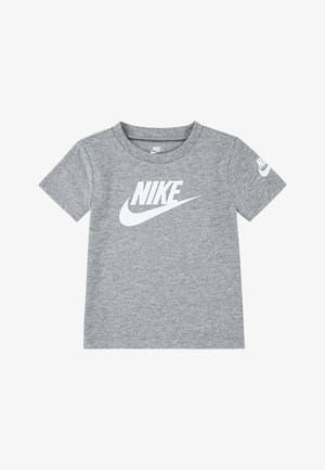 Siva pamučna majica s kratkim rukavima, na prednjoj strani s velikim bijelim "NIKE" logom i swoosh dizajnom te logom na lijevom rukavu.
