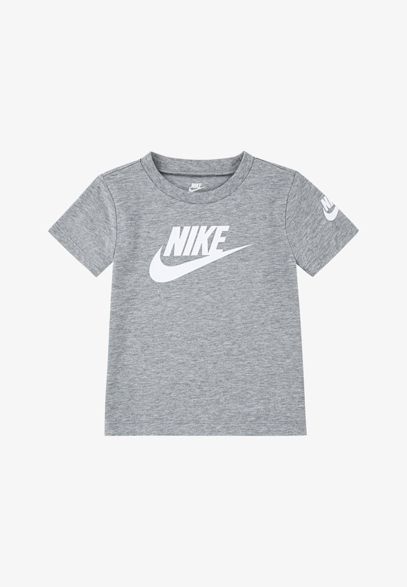 Pelēka kokvilnas T-krekls ar īsām piedurknēm, ar lielu baltu "NIKE" logotipu un swoosh dizainu priekšpusē, kā arī logotipu kreisajā piedurknē.