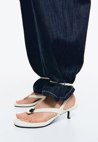 Bershka - KITTEN WITH METALLIC DETAIL - T-bar sandals - white Thumbnail Image 1