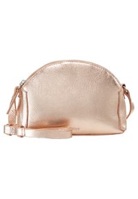 Metaliczna torebka na ramię w kolorze różowego złota z teksturowanym wykończeniem, zaokrąglonym kształtem, zapięciem na zamek błyskawiczny oraz regulowanym paskiem. Prosta marka po boku.