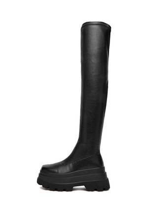 Botas negras de cuero por encima de la rodilla con un diseño elegante, suela gruesa con plataforma y parte superior acanalada. Textura lisa sin patrones o adornos visibles.