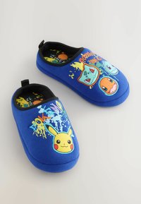 Blå stofslippers med tegneserie Pokémon karakterer; glat tekstur med sort indvendig foring og hæltrækstrop. Farverige grafiske tryk.