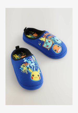 Pantofole di stoffa blu con personaggi dei Pokémon in stile cartone animato; trama liscia con rivestimento interno nero e linguetta sul tallone. Stampe grafiche colorate.