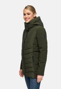 Groene gewatteerde jas met capuchon, voorzien van een geplooide uitstraling, twee ritszakken aan de zijkant en een logopatch op de linkermouw.