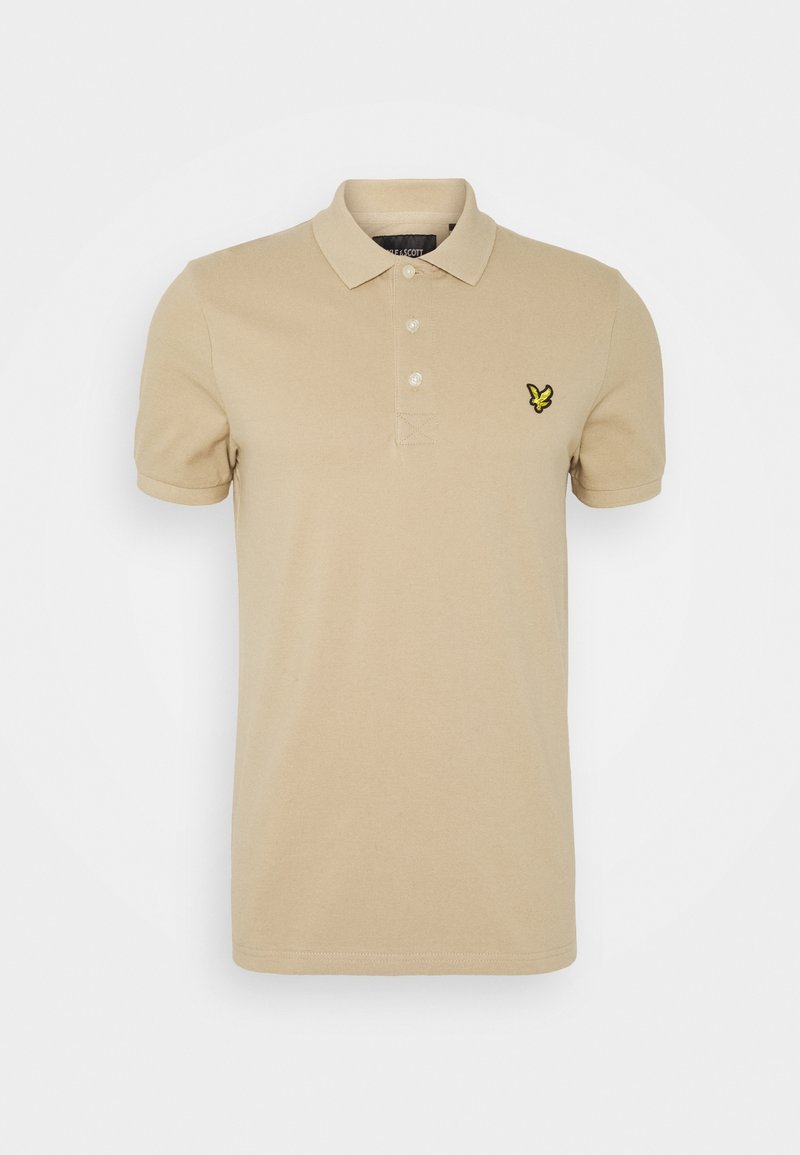 Polo beige à manches courtes avec trois boutons et un petit logo d'oiseau jaune sur le côté gauche de la poitrine, sur fond blanc.