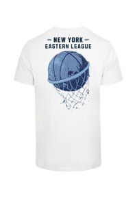 Valge puuvillane t-särk, millel on sinine graafika korvi ja korvpalliga ning "NEW YORK EASTERN LEAGUE" tekst prinditud üle.