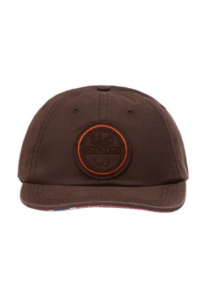 Brun baseballkasket med rundt broderet logo-patch i orange og mørkebrun på fronten i midten og syede ventilationshuller.