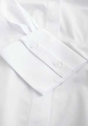 Hvid skjortekrave med en knaplukket manchet, der har et glat stof og et rent, skarpt design. Knappene er runde og gennemsigtige.