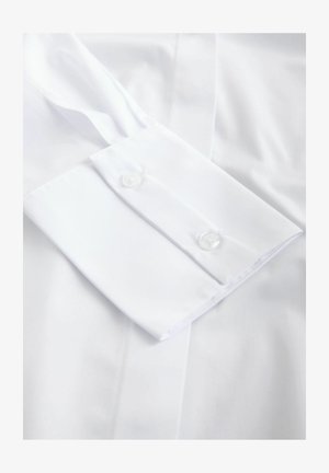 Witte overhemdkraag met een geruite manchetknoop, voorzien van gladde stof en een strak, netjes ontwerp. De knopen zijn rond en doorschijnend.