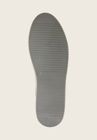 Suela de zapato de goma gris con ranuras horizontales y punta redondeada. Presenta un indicador de tamaño en relieve (46) cerca del arco. Textura suave en general.