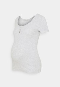 Top de maternidad gris claro de manga corta con escote redondo y tres pequeños botones en el centro delantero.