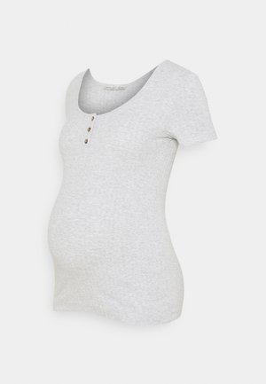 Maglietta premaman grigia chiara a maniche corte con scollo a barca e tre piccoli bottoni al centro davanti.