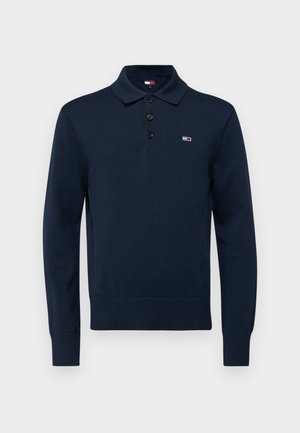 Námornícky polo tričko s dlhým rukávom vyrobené z bavlneného zmesi, s trojitou gombíkovou légou a malým logom na ľavej hrudi. Rebrované manžety a spodný lem.