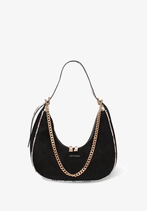 Borsa a mezzaluna nera con dettaglio a catena dorata, rifinitura con motivo a serpente e tracolla arcuata, caratterizzata da due cursori delle cerniere oro.