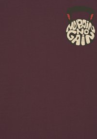 Bordeauxrode stof met een grote vintage-stijl grafiek met een kettlebell en de tekst "NO PAIN NO GAIN" in een verweerd crèmekleurig lettertype.