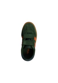 Scarpa verde in suede con due strisce arancioni, dotata di chiusura con velcro. La punta arrotondata e la suola in gomma creano un'ottima aderenza.