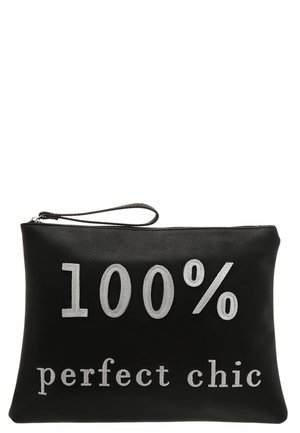 Sort rektangulær clutch med håndledsrem, med fed hvid tekst "100% perfect chic" på forsiden.