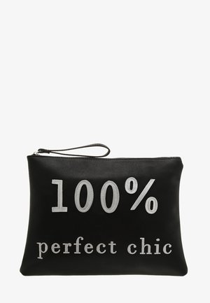 Pochette noire rectangulaire avec dragonne, ornée d’un texte blanc en gras "100% perfect chic" sur le devant.