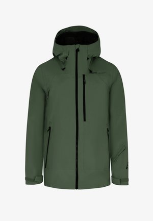 Chaqueta impermeable verde con capucha, cremalleras negras y puños ajustables. Presenta múltiples bolsillos con cremallera y una textura exterior suave.