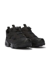 Sapatos atléticos pretos com um cabedal de tecido texturizado, padrão hexagonal distintivo na sola e fechos de botão duplos para ajuste de tamanho.