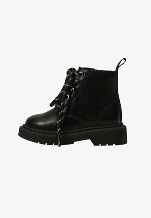 Schwarzer Lederstiefel bis zum Knöchel mit rundem Zehenbereich, dicker Gummisohle, kontrastierenden Schnürsenkeln und einem Schlaufenband hinten. Glatte Textur mit Nahtdetails.