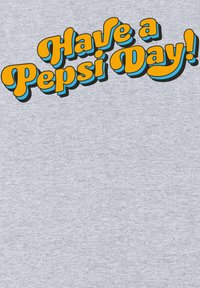 Světlý oranžový a modrý retro styl písma říkající "Mějte Pepsi den!" na světle šedém texturovaném pozadí.