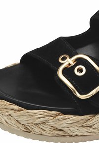 Sandalo platform nera in suede con fascia ampia, dettaglio in oro della fibbia e accentuazione in juta intrecciata sulla suola. Finitura liscia e lucida sulla parte interna.