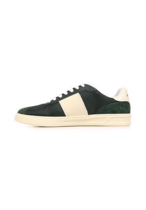 Lage sneaker met donkergroene mesh en suède, witte zijstreep, witte veters en crème kleurige zool en hieltab.