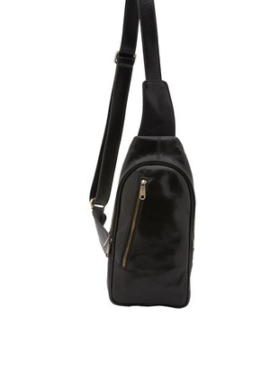 Borsa a tracolla nera in pelle con finitura lucida, dotata di una tasca con zip sulla parte anteriore e di una tracolla regolabile. Forma compatta e rettangolare.