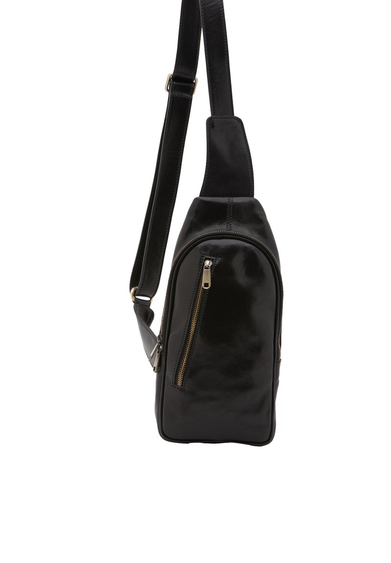 Borsa a tracolla nera in pelle con finitura lucida, dotata di una tasca con zip sulla parte anteriore e di una tracolla regolabile. Forma compatta e rettangolare.