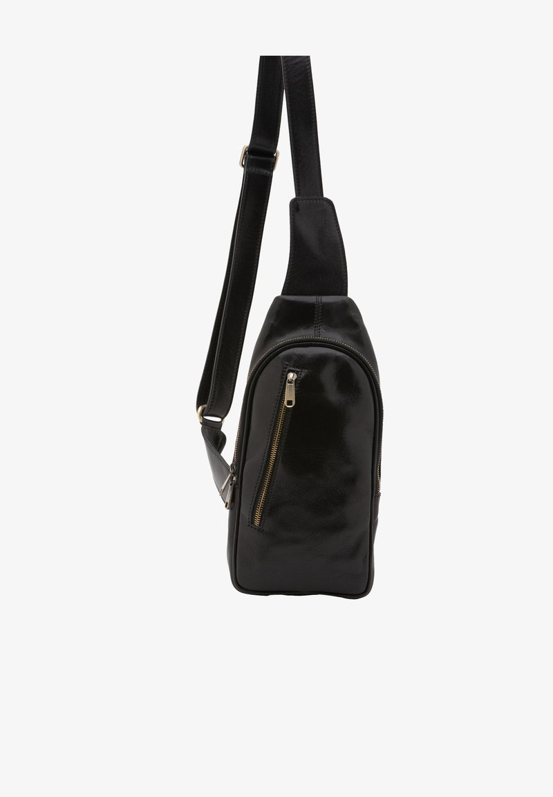 Borsa a tracolla nera in pelle con finitura lucida, dotata di una tasca con zip sulla parte anteriore e di una tracolla regolabile. Forma compatta e rettangolare.