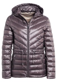 Vadderad jacka i metalliskt lila, med huva, dragkedja fram och midjedragband. Horisontell och chevron-sömnad. Två sidfickor.