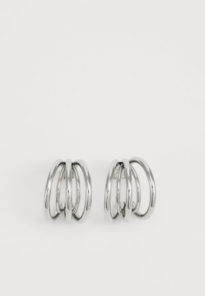 Boucles d'oreilles en argent ayant quatre anneaux circulaires entrelacés. Surface lisse avec une finition polie, créant une apparence brillante.