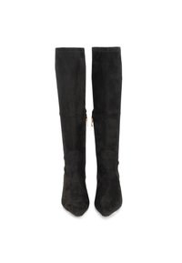 Botas altas de ante negro con punta afilada y detalle de cremallera lateral. La textura suave y el diseño ajustado realzan la silueta.