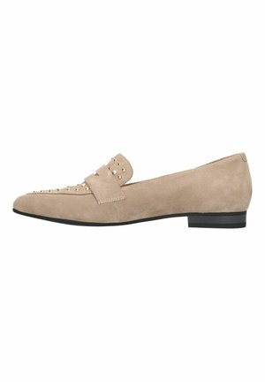 Beige suède loafers met een platte zwarte zool, voorzien van een decoratieve band met gouden studs aan de voorkant. Gladde textuur en minimalistisch ontwerp.