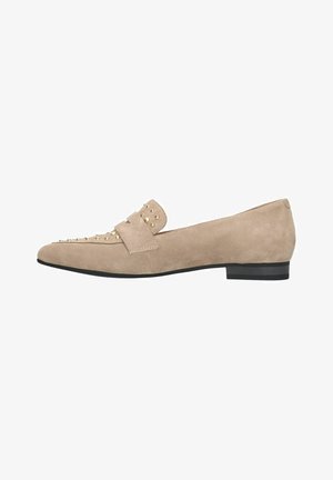 Beige suède loafers met een platte zwarte zool, voorzien van een decoratieve band met gouden studs aan de voorkant. Gladde textuur en minimalistisch ontwerp.
