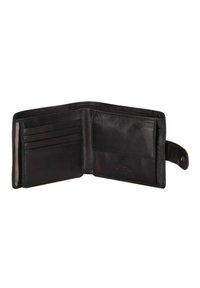 Portafoglio in pelle nera con più scomparti per carte, una tasca trasparente per documento d'identità e chiusura a scatto. L'interno presenta una texture liscia e un branding minimal.