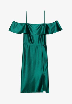 Rochie verde smarald, cu decolteu off-the-shoulder și finisaj satinat, având un decolteu fluturat și un design cu fanta laterală. Bretele ajustabile subțiri.